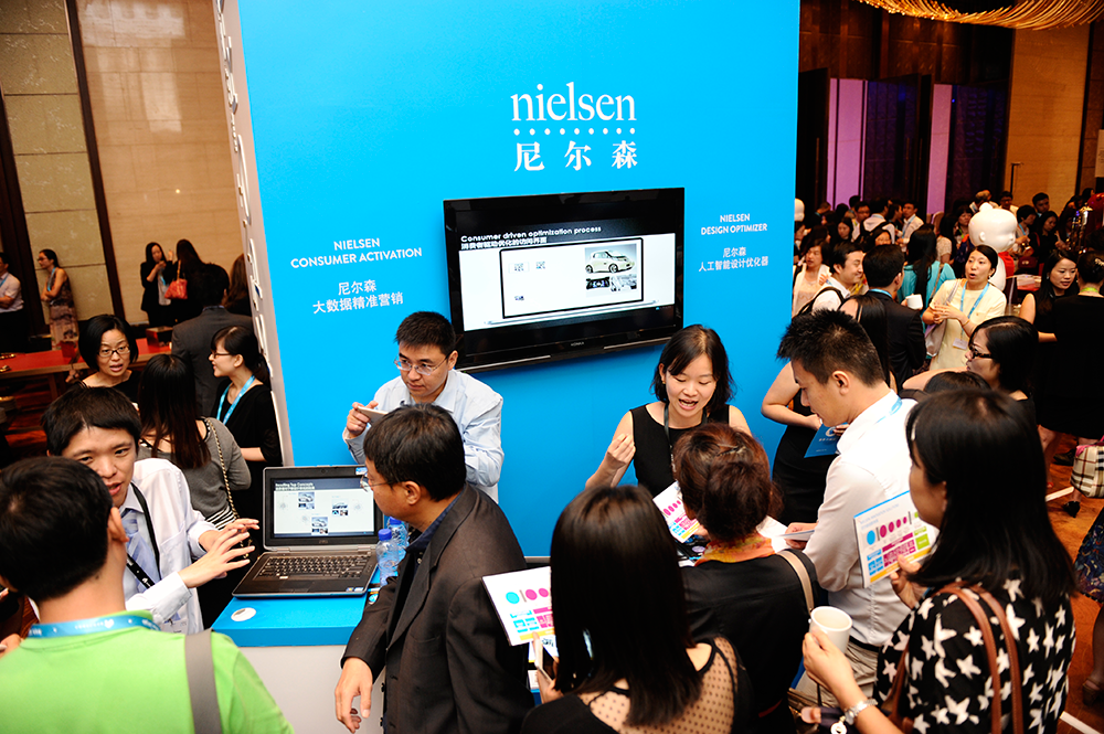 Peserta menjelajahi penawaran terbaru dari Nielsen China di Consumer 360.