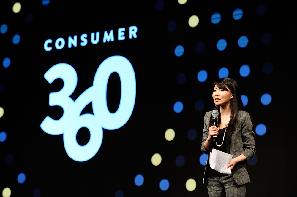 Nielsen China의 전무 이사 인 Kiki Fan은 중국의 Consumer 360에서 무대에서 연설합니다. 