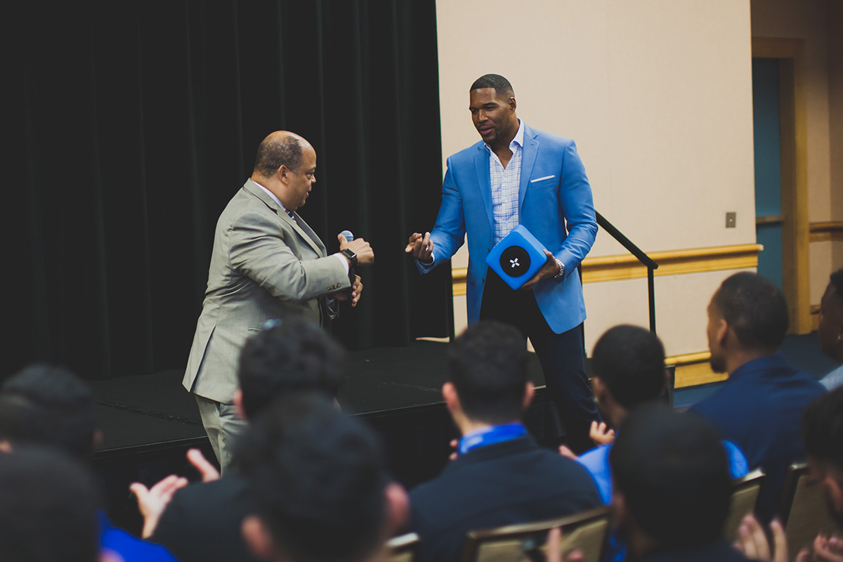 Don Lowery (a sinistra) presenta Michael Strahan (a destra) durante la sessione formativa per studenti sponsorizzata da Nielsen.