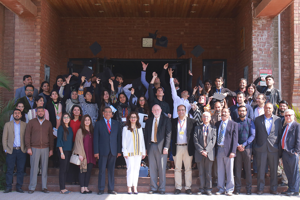 La prima classe di diplomati della Nielsen Academy in Pakistan festeggia. 