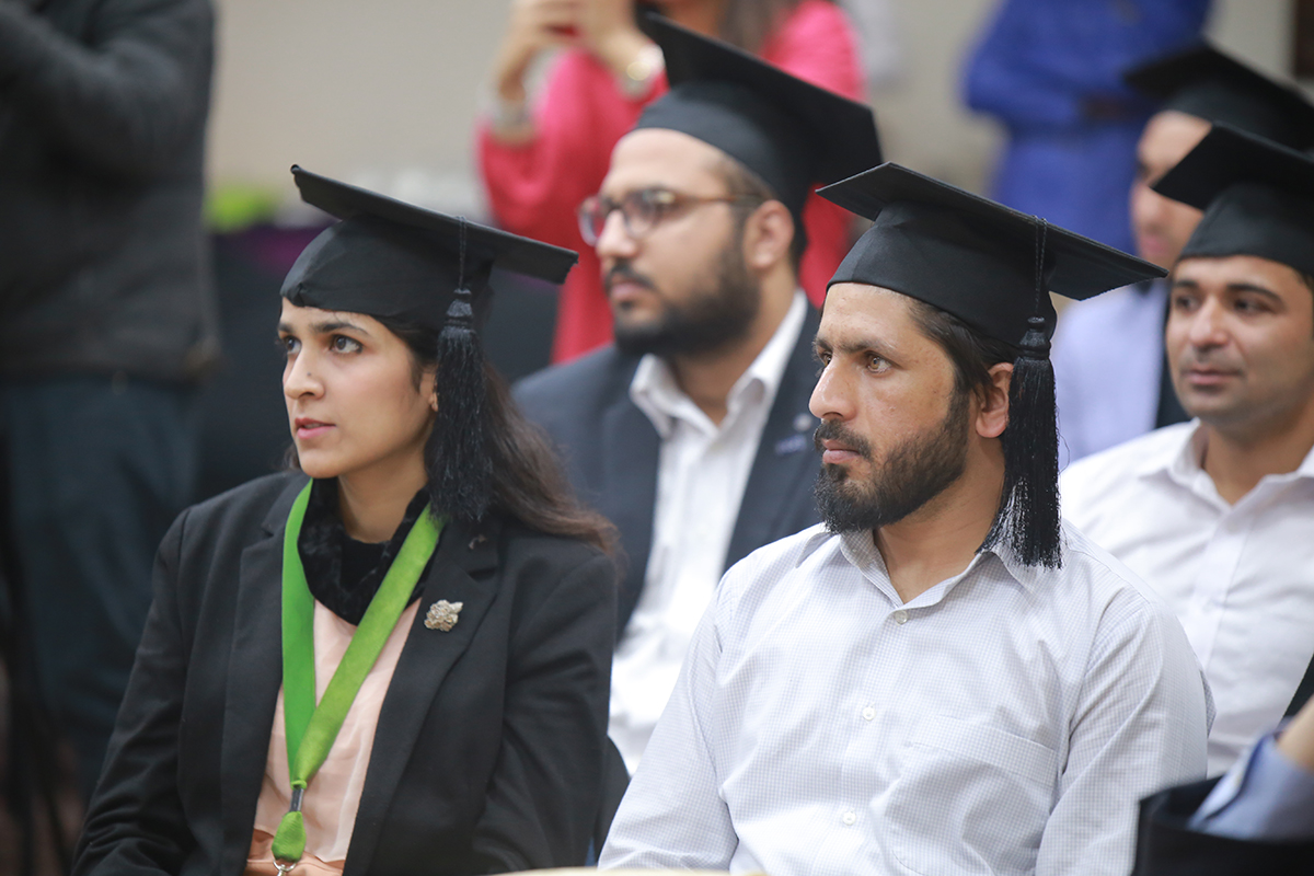 Les étudiants diplômés du premier programme de l'Académie Nielsen au Pakistan.