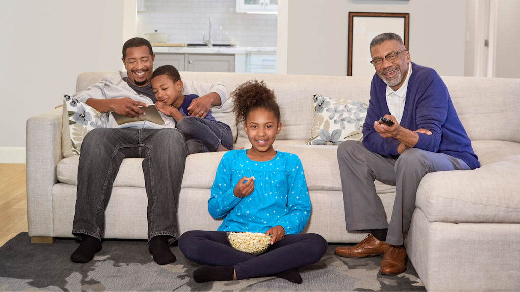 Dzieci i nastolatki napędzają wzrost oglądania telewizji w ciągu dnia i streamingu podczas COVID-19