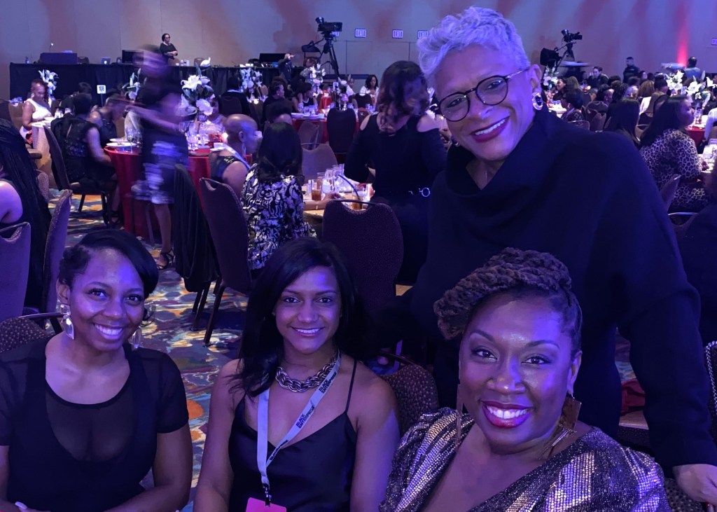 尼尔森公司D&amp;I高级副总裁Sandra Sims-Williams在《黑人企业》的女性权力峰会上主持同事们的工作。