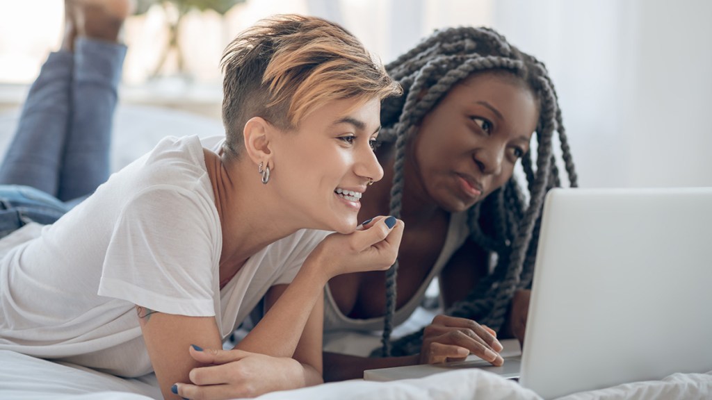 Un couple LGBTQ partage les médias