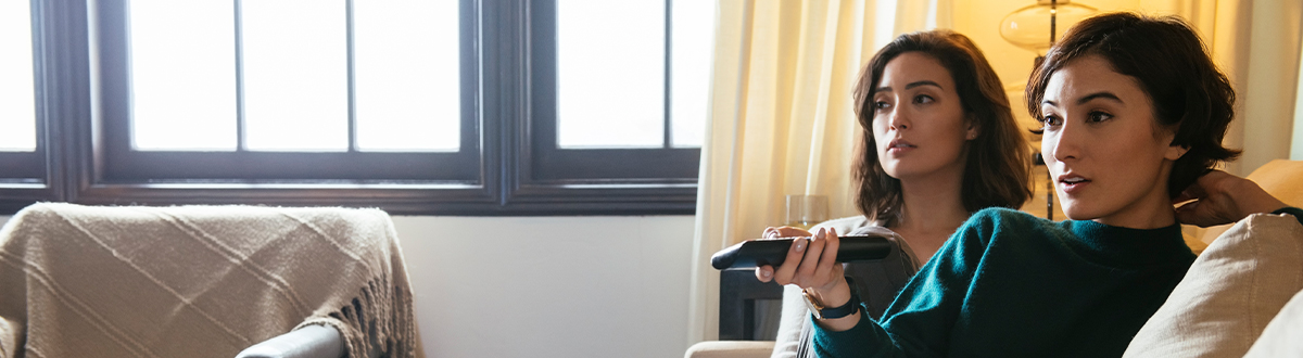 Due giovani donne che guardano la TV