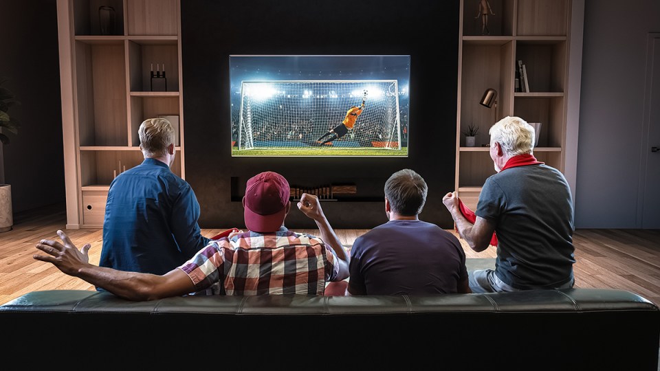 La Ligue des champions : Comment les accords de droits médiatiques façonnent le paysage mondial du football