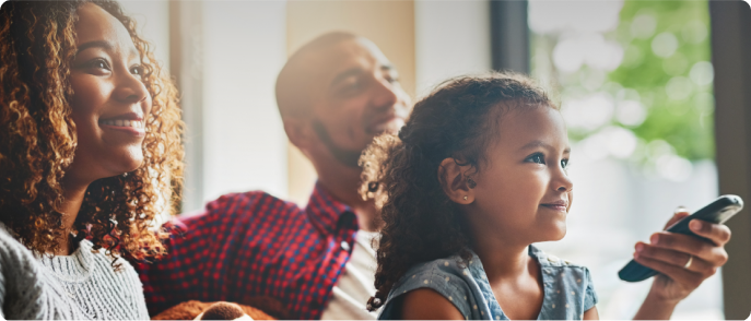 Famiglia nera che guarda la TV sul divano