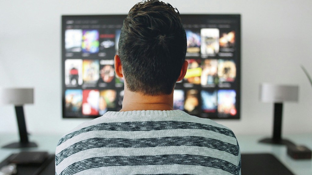 La distribuzione dei contenuti televisivi si sta evolvendo e il pubblico ne raccoglie i benefici