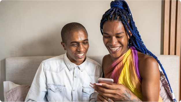 Frauen zeigen ihrer Freundin Werbung am Telefon