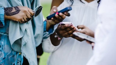 Freunde beim Chatten am Telefon